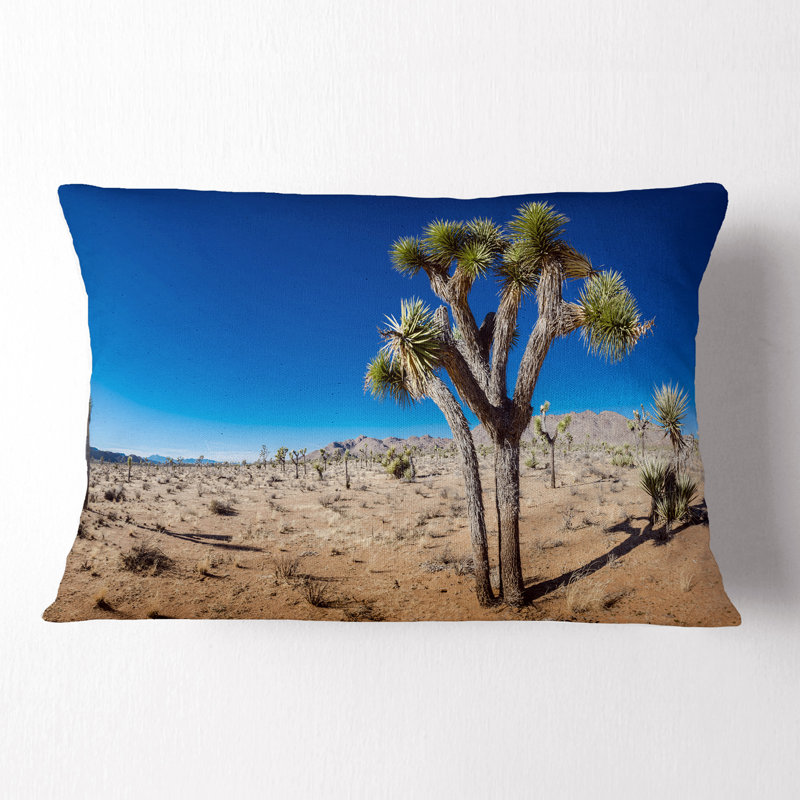 Joshua Tree in Open Desert - Coussin à imprimé paysage