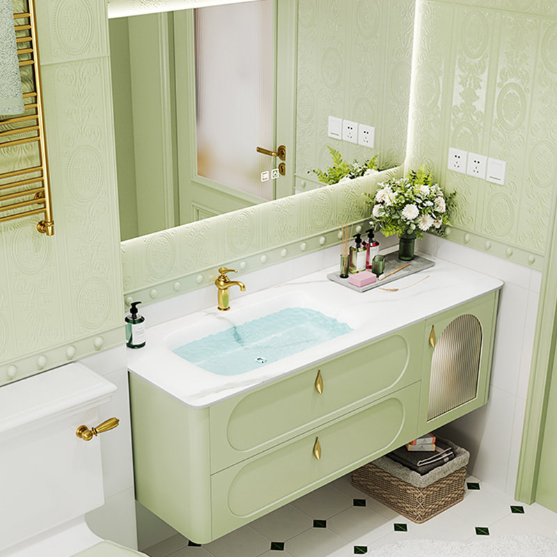 Simple armoire de salle de bain verte.