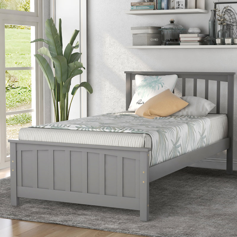 Lit plateforme simple en bois gris pour une chambre charmante
