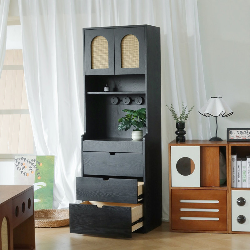 Armoire garde-manger noire mince et haute avec portes en rotin