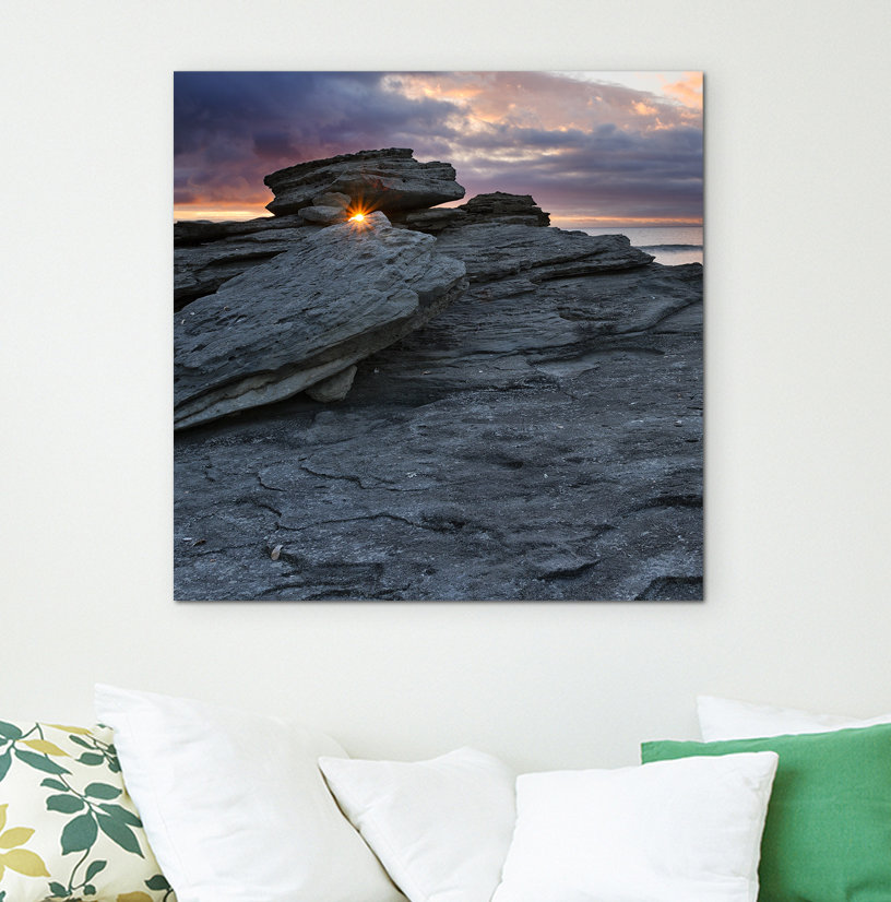 Gerahmtes Leinwandbild Felsen am Meer mit Sonnenstrahlen