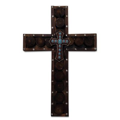 Décoration murale croix en bois garniture cloutée