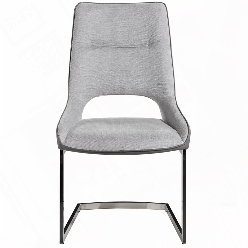 Chaise rembourrée avec pieds en métal