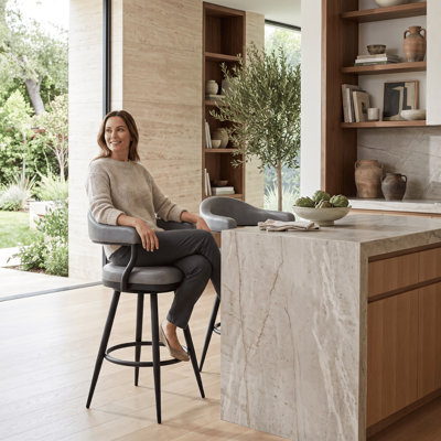 Tabouret de bar et de comptoir Adelita avec accoudoirs en similicuir et structure en métal