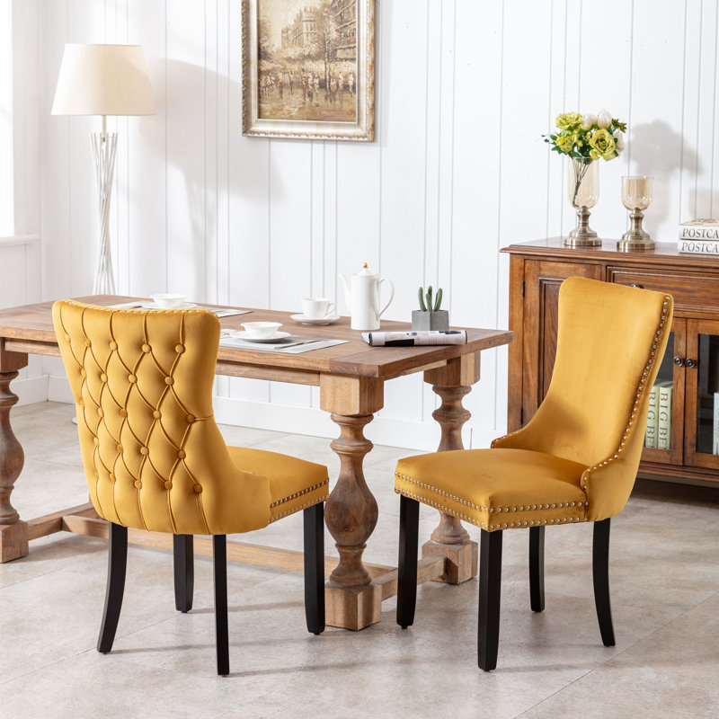 Chaise rembourrée à oreilles avec garniture cloutée et pieds en bois, Doré