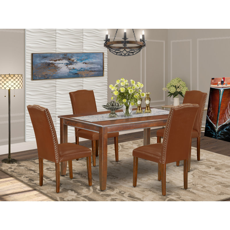 L'ensemble de table de salle à manger 5 pièces pour 4 personnes comprend une table de cuisine rectangulaire et 4 chaises de salle à manger Parson en simili cuir brun, acajou