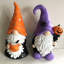Halloween gnome de jardin avec baguette de citrouille et chapeau mauve «The Hobgoblins»