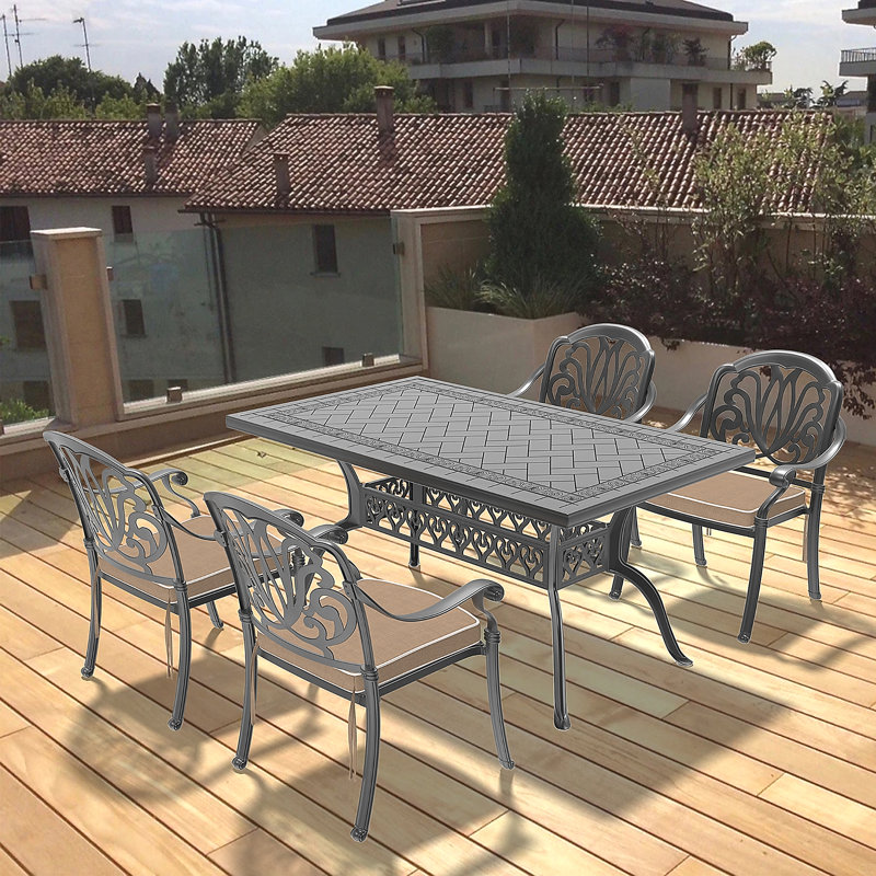 Cet ensemble de salle à manger en fonte d'aluminium toutes saisons comprend des chaises pivotantes et une table rectangulaire