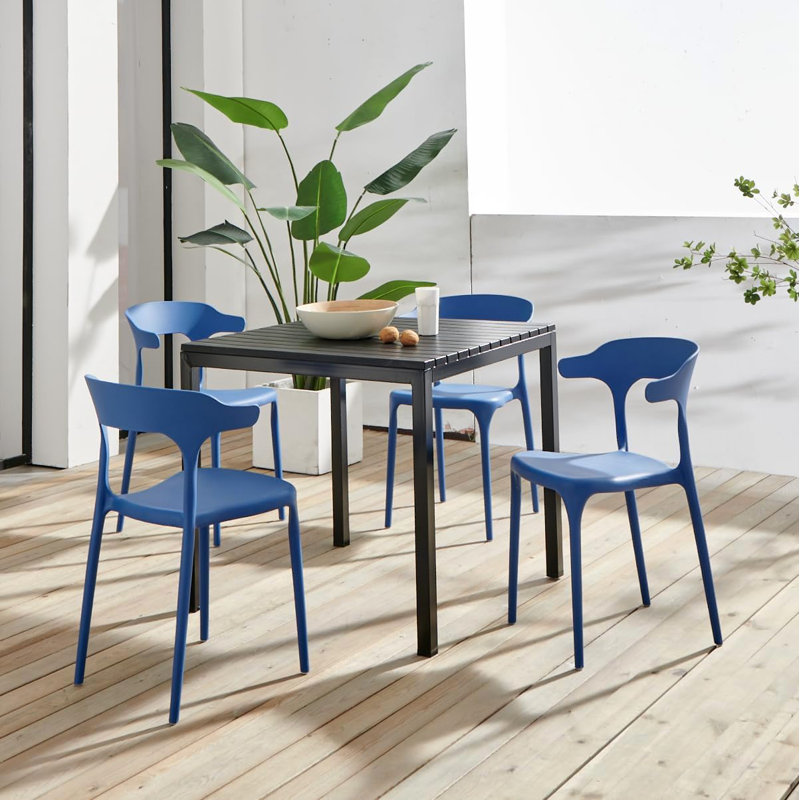 Ensemble de salle à manger 5 pièces pour patio - table carrée noire avec 4 chaises empilables en plastique bleu, résistant aux intempéries, facile à nettoyer, mobilier d'extérieur pour le jardin, le balcon ou le café (noir et bleu)