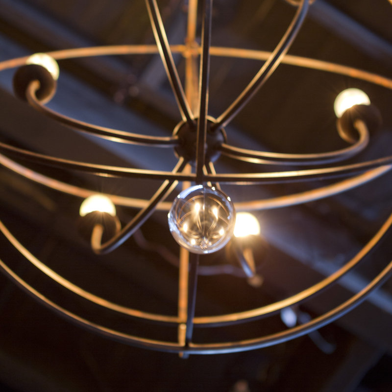 Lustre spectaculaire de style globe à 6 lumières avec détails en verre soufflé à la main Jayden, Bronze anglais