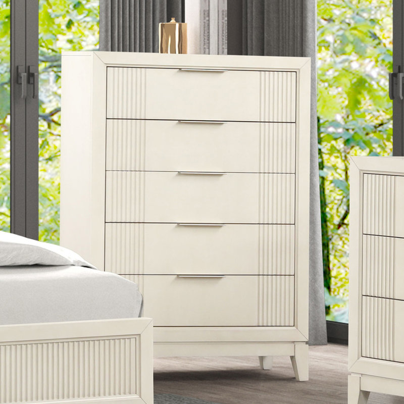 Commode 1 pièce avec glissières latérales en métal, poignées chromées, 5 tiroirs à queue d'aronde, design cannelé, fini blanc antique, style transitionnel, chambre à coucher