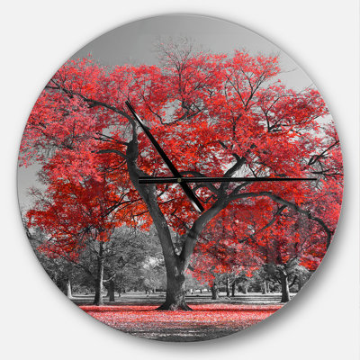 Grand arbre rouge le jour de brouillard - horloge murale moderne