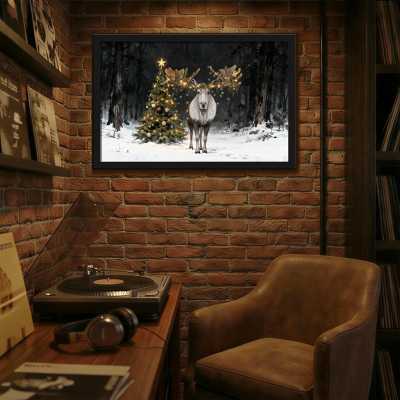 Orignal de Noël debout près d'un arbre de Noël dans la forêt enneigée, H 20 po x l 30 po