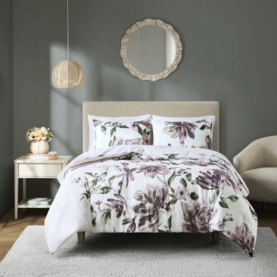 Édredon moderne avec des draps et des taies décoratives mauves
