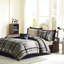 Literie pour grand lit écossais bleu marine avec édredon et draps. Comprend un édredon, 2 taies décoratives, un oreiller, des draps plats et ajustés, des taies d'oreiller. Doux. . Lavable à la machine. Chambre à coucher Serenity Plus. Essentials.-126359239