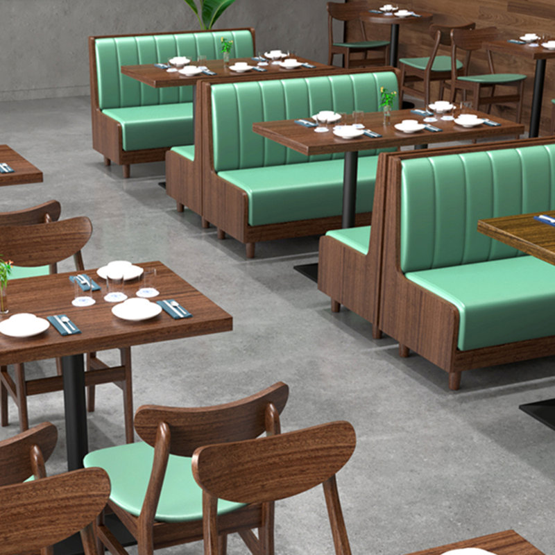Bancs simples et décontractés revêtus d'un café-restaurant, Vert