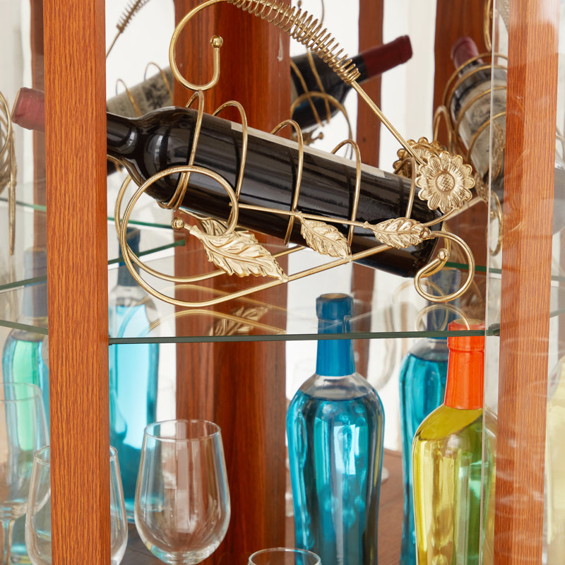 Vitrine d'angle éclairée en chêne foncé avec étagères réglables et fermetures magnétiques pour le rangement du vin à la maison ; idéale pour la décoration du salon.