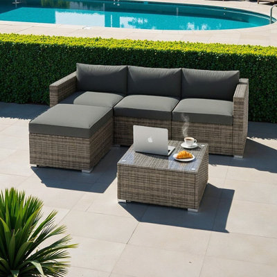 Transformez votre espace extérieur | Ensemble de conversation modulaire en rotin PE toutes saisons 5 pièces avec table en verre trempé et coussins moelleux