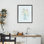 Jolies fleurs dans un cadre flottant dans un vase, design par Leah Straatsma
