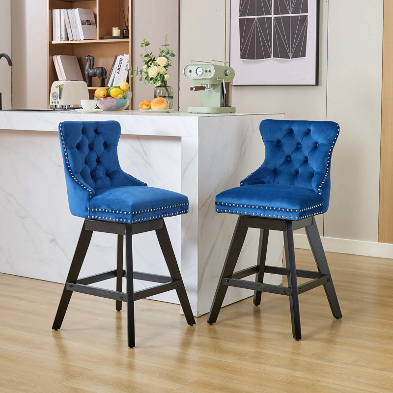 Tabourets de bar pivotants en velours avec décoration capitonnée à boutons et pieds en bois, garniture cloutée chromée, chaises de bar style loisirs, tabourets de bar, ensemble de 2