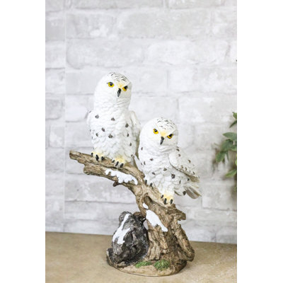 Figurine en forme de chouette tachetée enneigée de 12 pouces sur une branche d'arbre enneigée