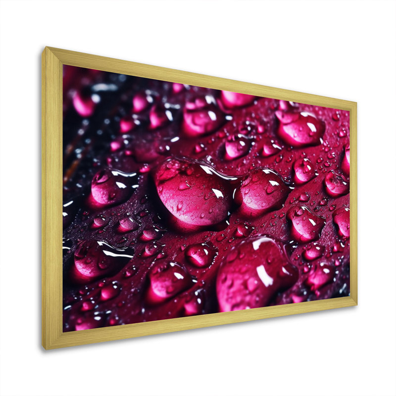 Rose rouge avec gouttes de pluie sur fond noir V sur toile, Encadrement doré, H 16 po x l 32 po x P 1 po