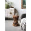 Table d'appoint brune de 30 x 30 x 48 cm, avec une base en racine d'arbre organique et une finition chaleureuse pour un style moderne.