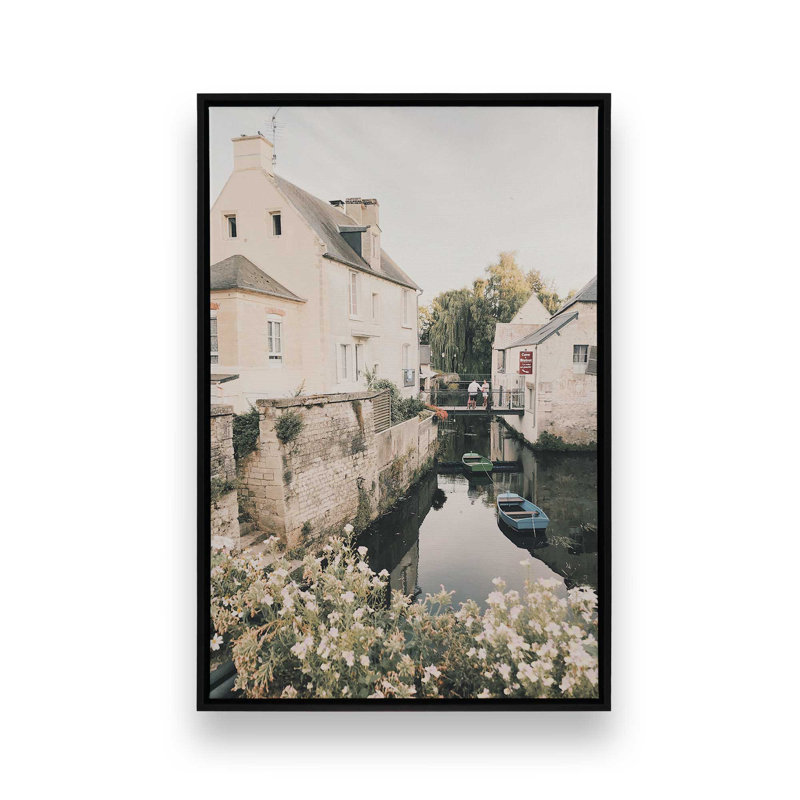 «Serene Village Waterscape», reproduction sur toile tendue, Cadre flottant noir satiné, H 12,75 po x l 8,75 po x P 1,75 po