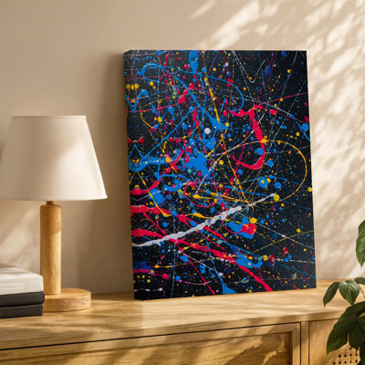 Toile, une œuvre d'art expressionniste abstraite et vibrante avec un jeu chaotique d'art mural éclaboussures et lignes colorées contre un art mural sur toile