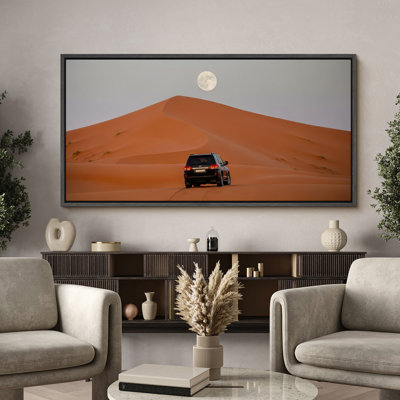 «Off-Road SUV in Desert Under Full Moon», art mural sur toile - Photographie de paysage d'aventure pour espaces modernes ou rustiques
