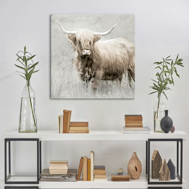 "Lone Highland" par Danita Delimont, reproduction sur toile, H 36 po x l 36 po x P 1,5 po