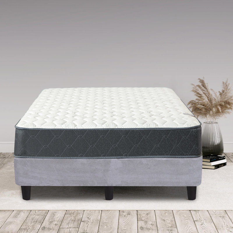 Matelas hybride à ressorts ensachés moyen en mousse à mémoire de forme 9 po Adrienna, avec lit plateforme en bois 13 po
