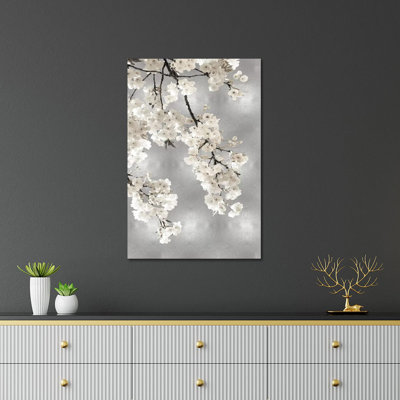 «White Blossoms on Silver I» par Kate Bennett - impression non encadrée
