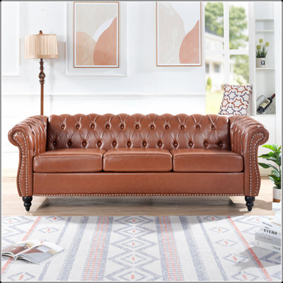 Canapé Chesterfield en polyuréthane à trois places avec accoudoirs roulés et dossier capitonné classique, pour une décoration intérieure élégante
