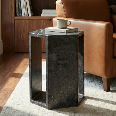Table d'appoint en marbre moderne, support à piédestal géométrique hexagonal, table de bout en pierre véritable polie pour le salon, table de chevet pour chambre à coucher, présentoir d'art