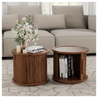 Ensemble de tables basses rondes 2 pièces, tables d'appoint gigognes modernes avec rangement à porte coulissante, table de bout et table de chevet pour canapé au fini noyer, avec tabouret décoratif à colonne romaine cannelée