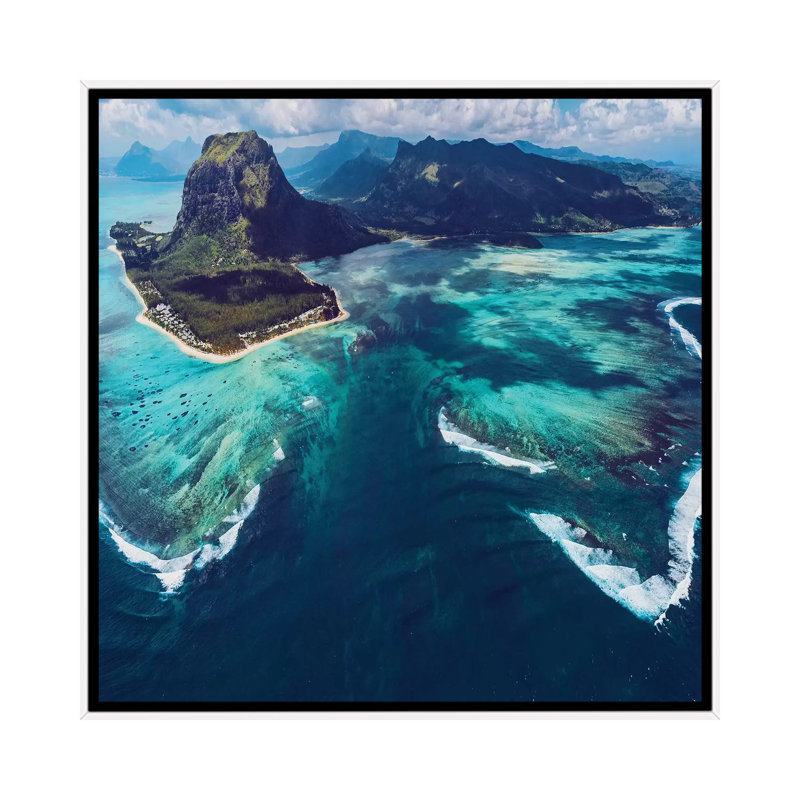 Cascade sous-marine par Hobopeeba-reproduction de photo, Toile blanche encadrée, Pas de tapis, H 18 po x l 18 po x 1,5 po