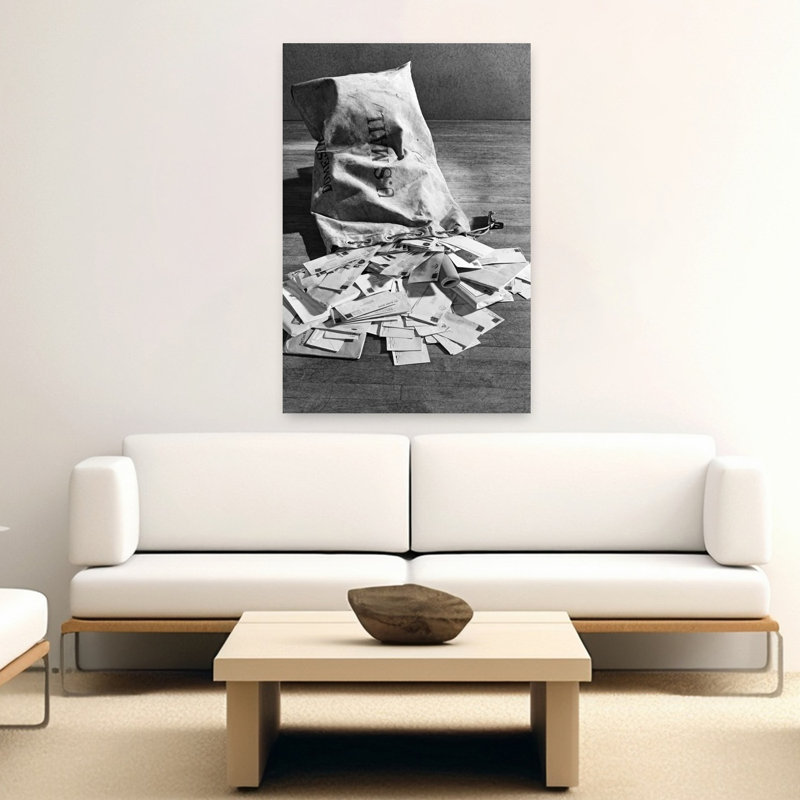 1940S Nature morte de sac de courrier complet débordant sur le plancher, H 60 po x l 40 po