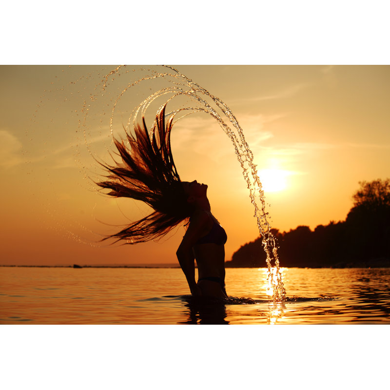 «Woman in Ocean» par Ivanmikhaylov - photographie sur toile tendue, H 32 po x l 48 po