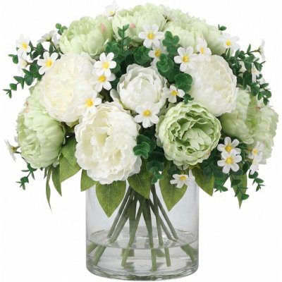 Pivoines en soie dans un vase en verre avec de l'eau artificielle