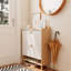 Armoire de rangement pour chaussures 31,5 pouces de style nordique avec 2 tiroirs rabattables, organisateur autoportant avec pieds en bois massif pour le vestibule, étagère à chaussures étroite (blanc et bois massif de couleur assortie)