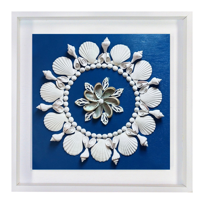 Finition Art-Shell dans une boîte-cadre flottante 20 x 20 sur fond bleu marine