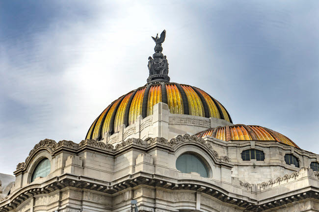 Palacio De Bellas Artes, Mexico, Mexique, construit en 1932 sous le nom de théâtre national et musée d'art, aigle mexicain sur l'affiche, par William Perry