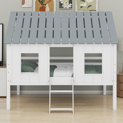 Un lit cabane avec toit et fenêtres ajoute une touche féérique à la chambre et à l'espace de jeu d'un enfant.