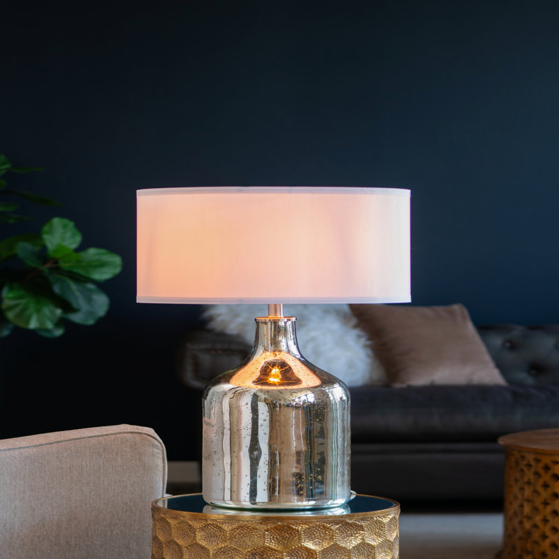 Lampe de table ronde argentée D18 x 32,2 po avec abat-jour en tissu blanc (assemblage de l'abat-jour requis)