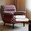Fauteuil vintage en tissu pied-de-poule et cuir nappa pour maison d'hôtes et salon.