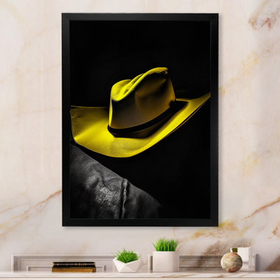 Rétro chapeau jaune sur fond noir - reproduction sur toile