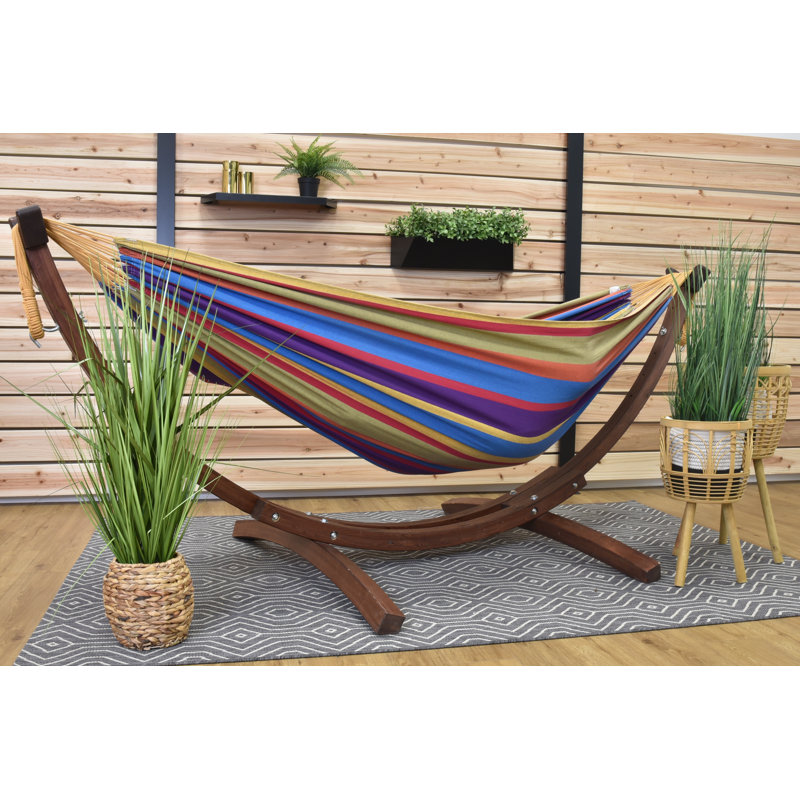 Hamac double avec support arqué en pin massif Holyoke Vivere - Offert en tissu Sunbrella ou en coton, Tropical