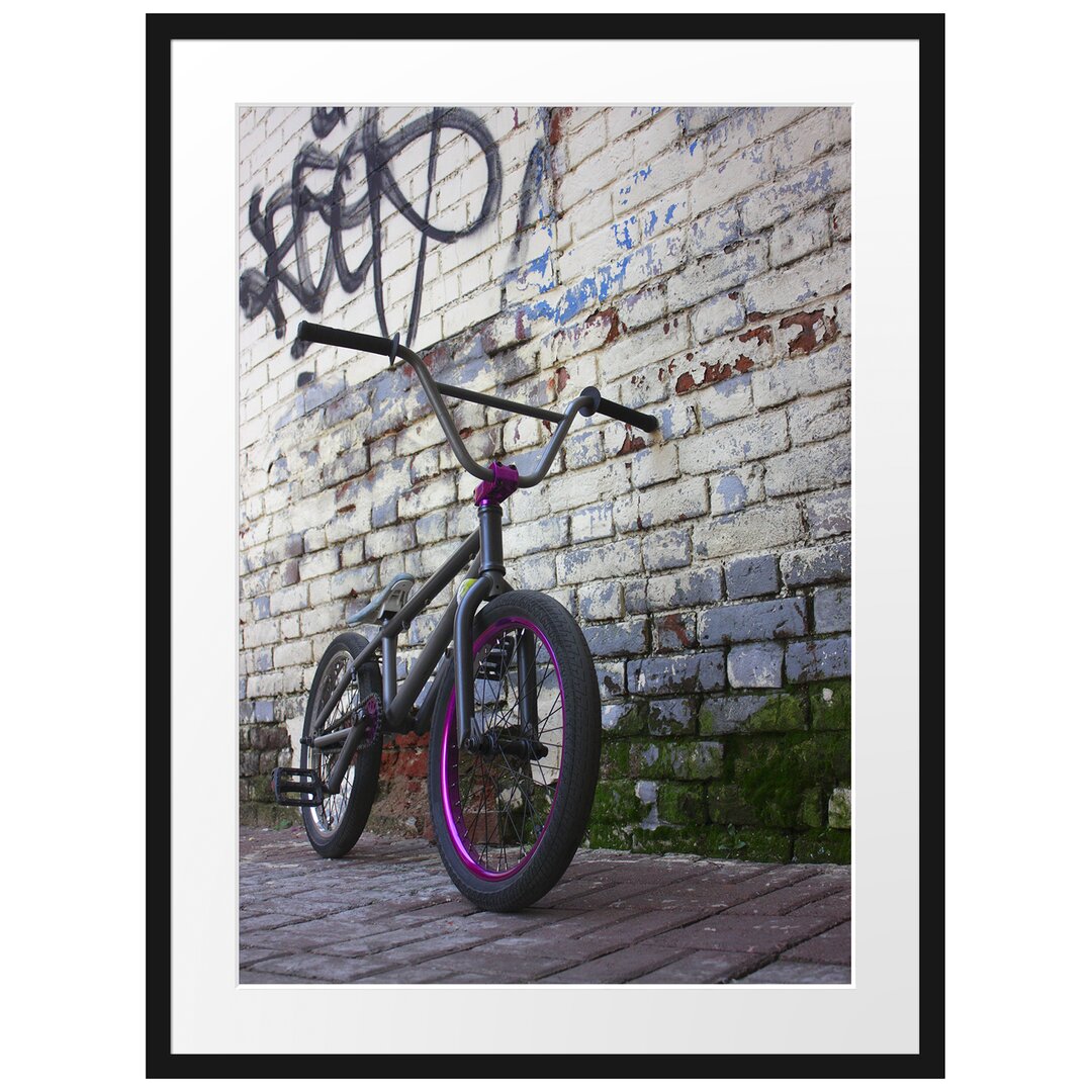 Gerahmtes Poster Fahrrad vor Graffitiwand