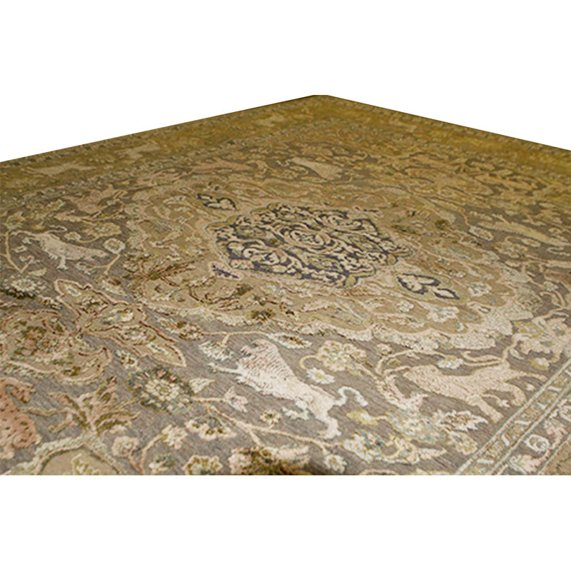 Oriental Area Rug in Light Gray/Gold